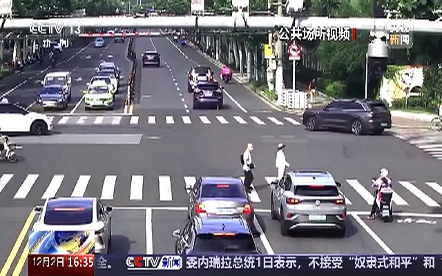 骑车人闯灯横穿马路被撞负全责